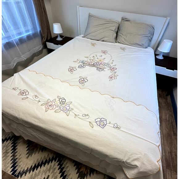 Antique Coverlet Set with Dresser Scarf Runner Embroidered Pansies Flowers Q/F - Picture 1 of 16